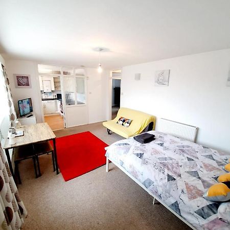 Rayleigh Town Centre 2 Bedroom Apartment Екстериор снимка