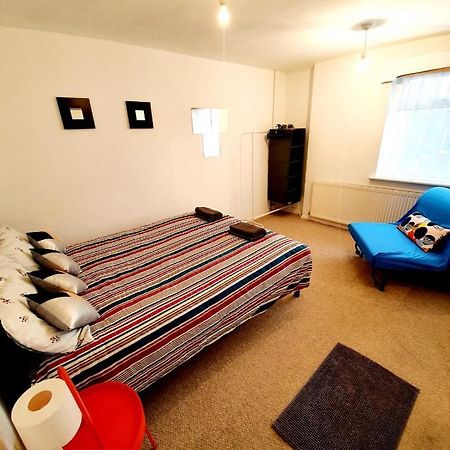 Rayleigh Town Centre 2 Bedroom Apartment Екстериор снимка