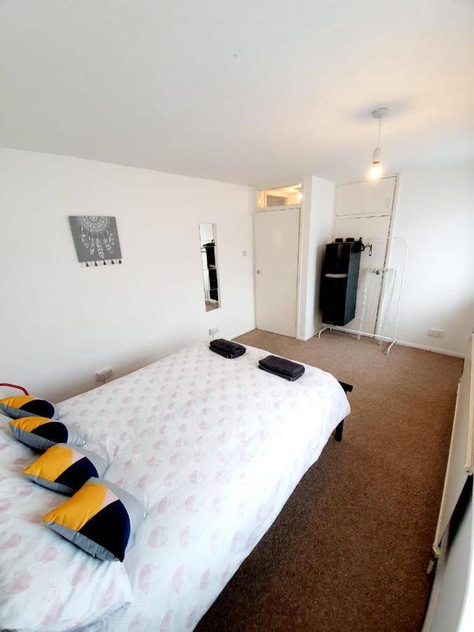 Rayleigh Town Centre 2 Bedroom Apartment Екстериор снимка