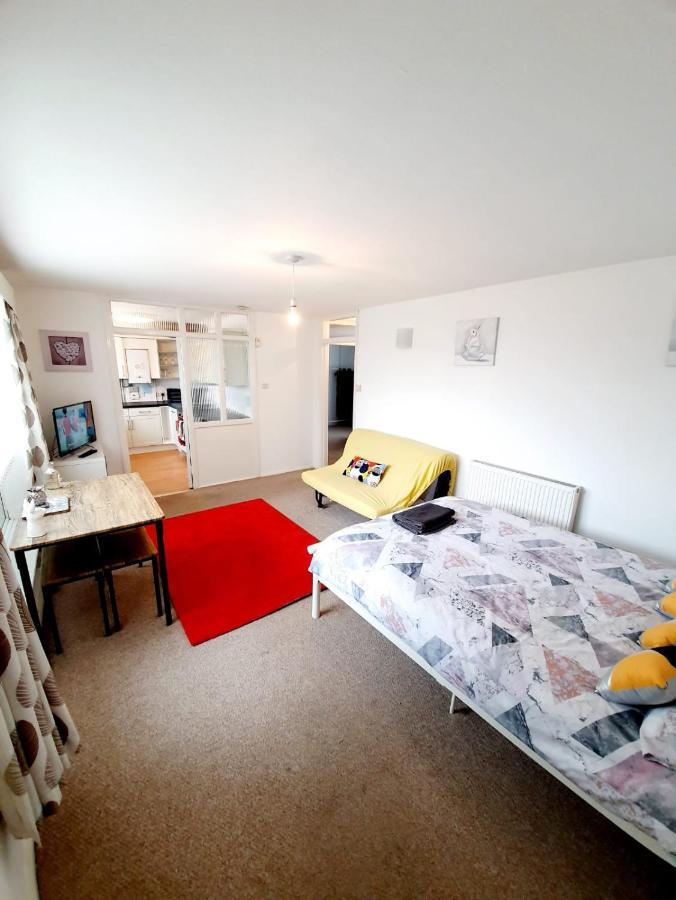 Rayleigh Town Centre 2 Bedroom Apartment Екстериор снимка