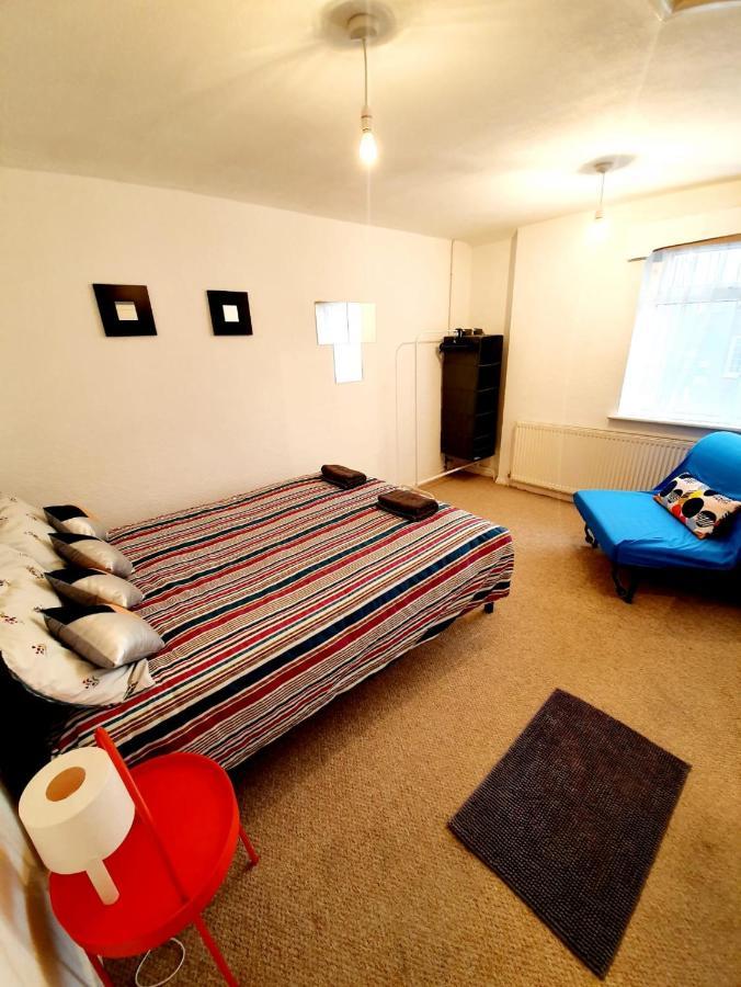 Rayleigh Town Centre 2 Bedroom Apartment Екстериор снимка