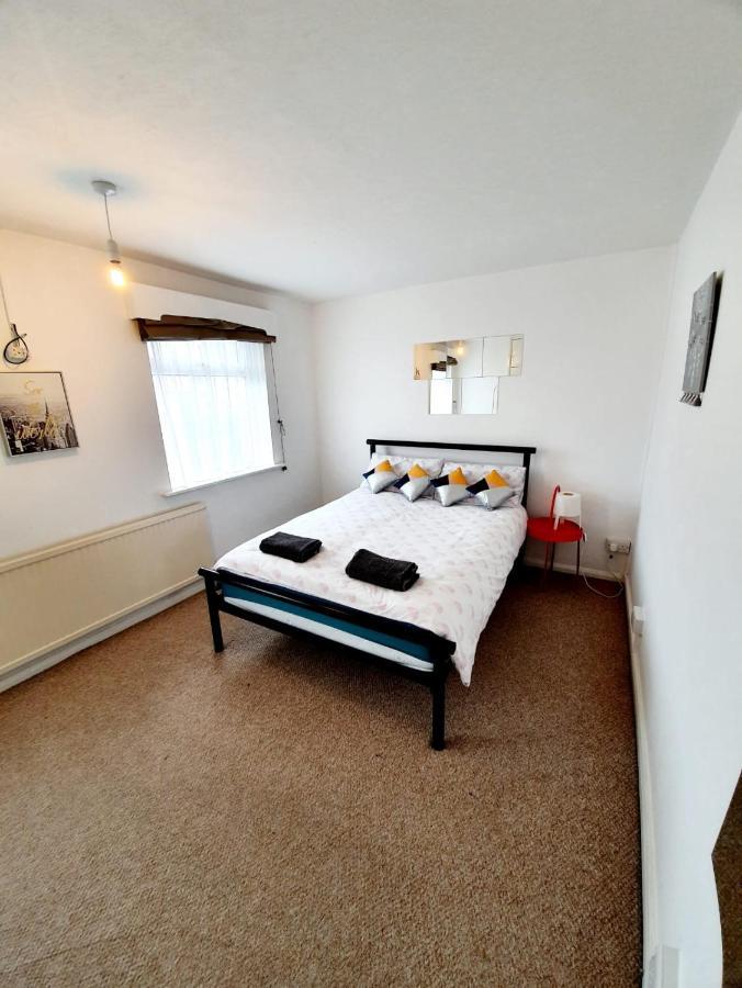 Rayleigh Town Centre 2 Bedroom Apartment Екстериор снимка