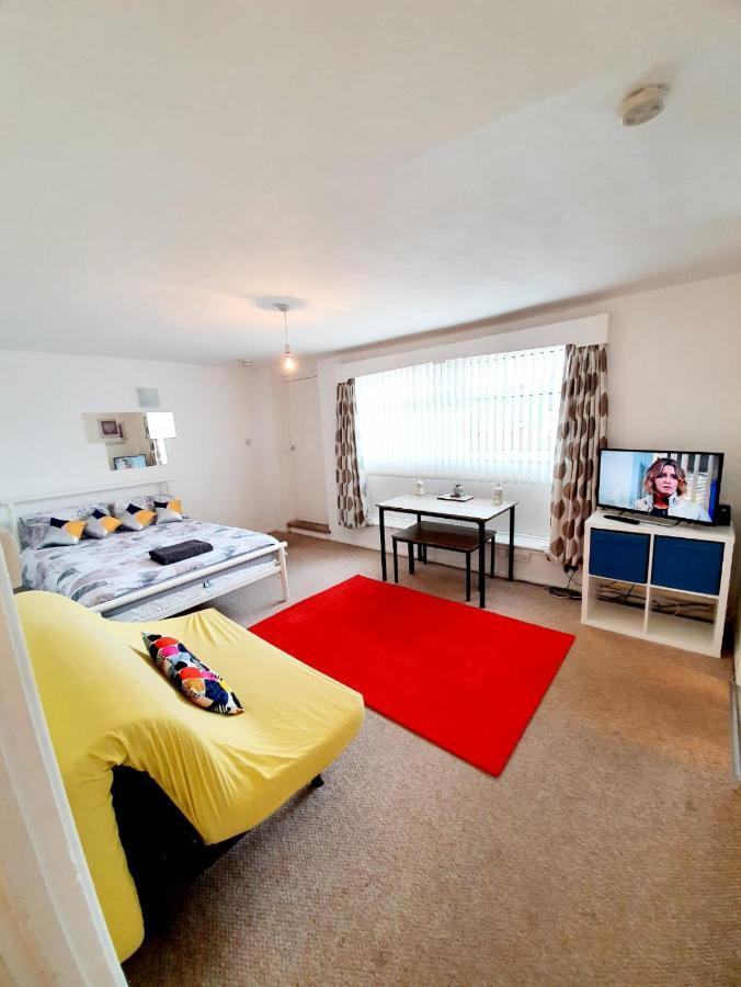 Rayleigh Town Centre 2 Bedroom Apartment Екстериор снимка